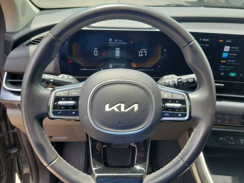 Used 2025 Kia Carnival FWD image 16