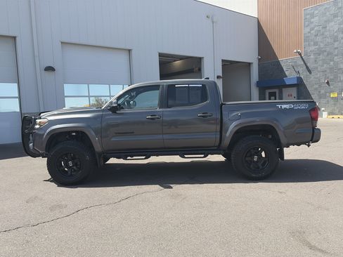Used 2018 Toyota Tacoma TRD Sport w/ Technology Package AWD/4WD image 8