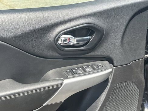 Used 2018 Jeep Cherokee Latitude Plus w/ Cold Weather Group FWD image 14