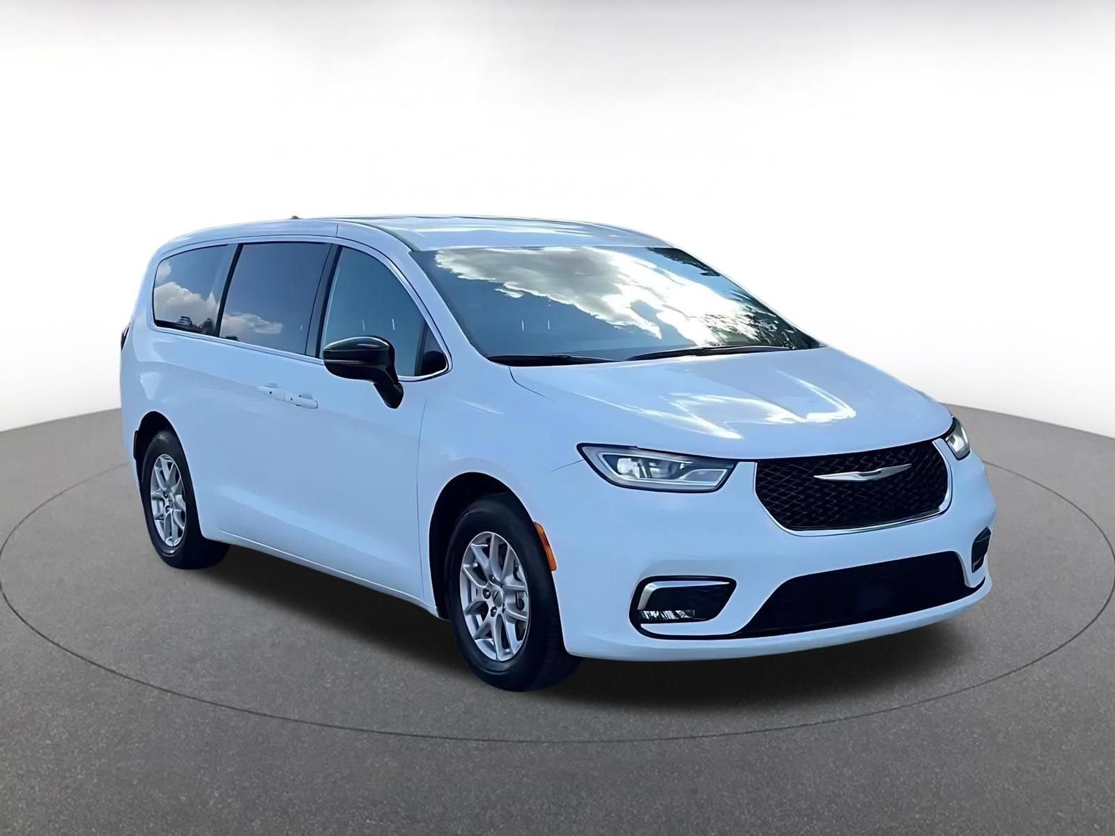 Used 2025 Chrysler Pacifica Select FWD image 3