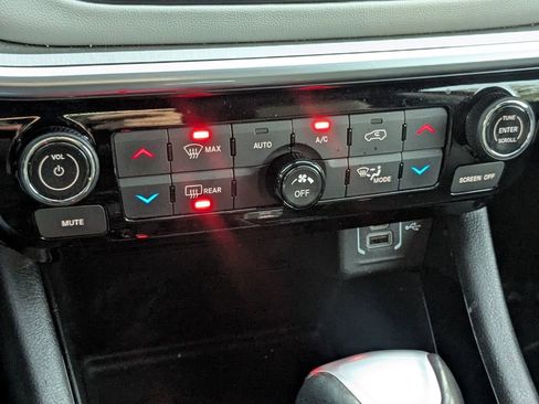 Used 2025 Jeep Compass Limited image 22