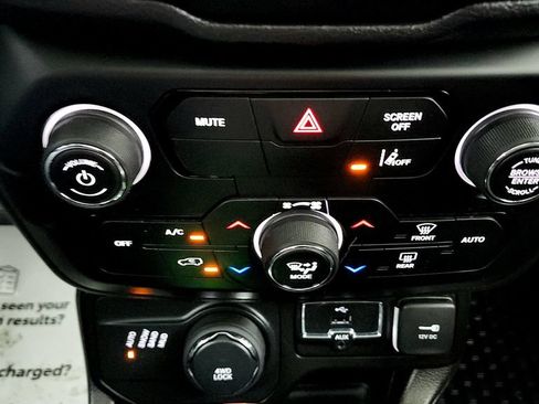 Used 2021 Jeep Renegade Latitude w/ Convenience Group AWD/4WD image 31