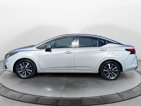 Used 2022 Nissan Versa SV image 2