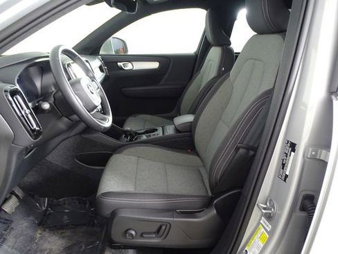 Used 2025 Volvo XC40 B5 Core image 11