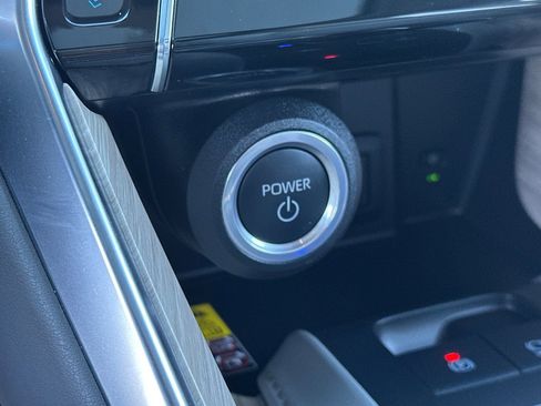 Used 2024 Toyota Venza Limited image 24