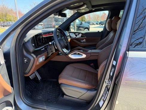 Used 2025 Mercedes-Benz GLS 580 4MATIC image 13