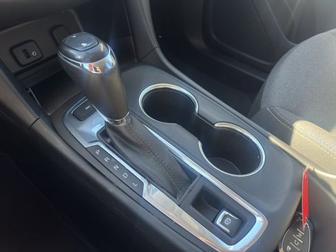 Used 2018 Chevrolet Equinox LT image 22