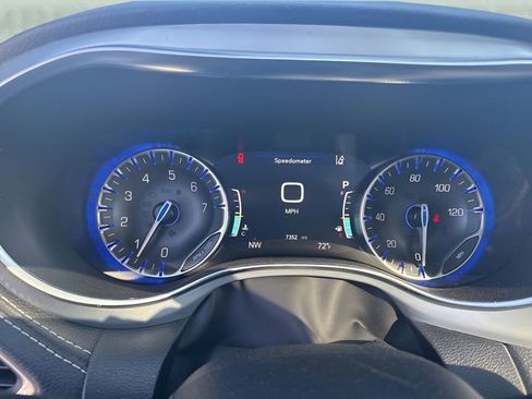 Used 2026 Chrysler Pacifica Limited FWD image 10