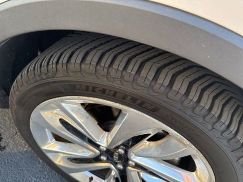 Used 2017 Lincoln MKX Reserve w/ Driver Assistance Package image 11