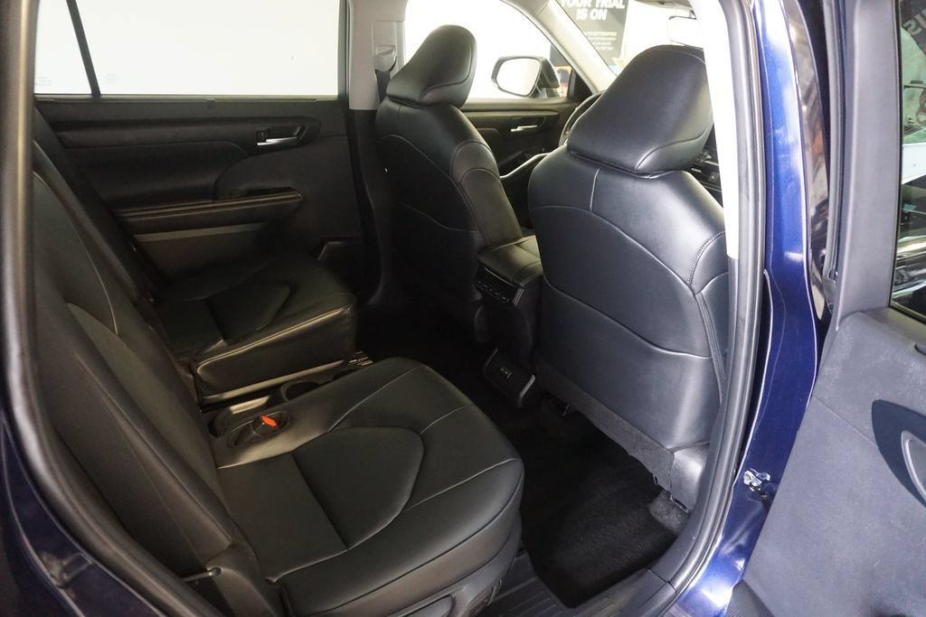 Certified 2025 Toyota Highlander XLE FWD image 24