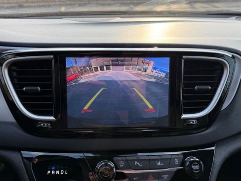 Used 2025 Chrysler Pacifica Limited image 17