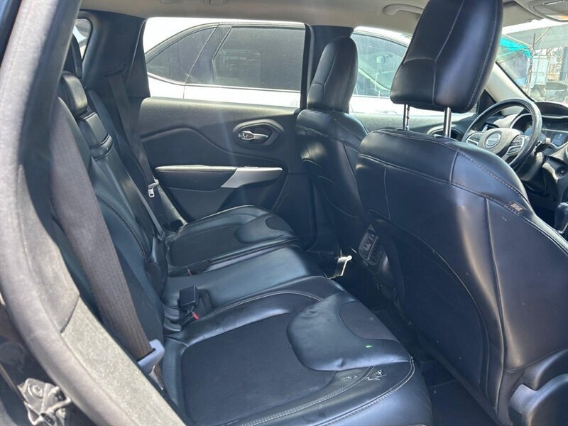 Used 2018 Jeep Cherokee Latitude Plus FWD image 23