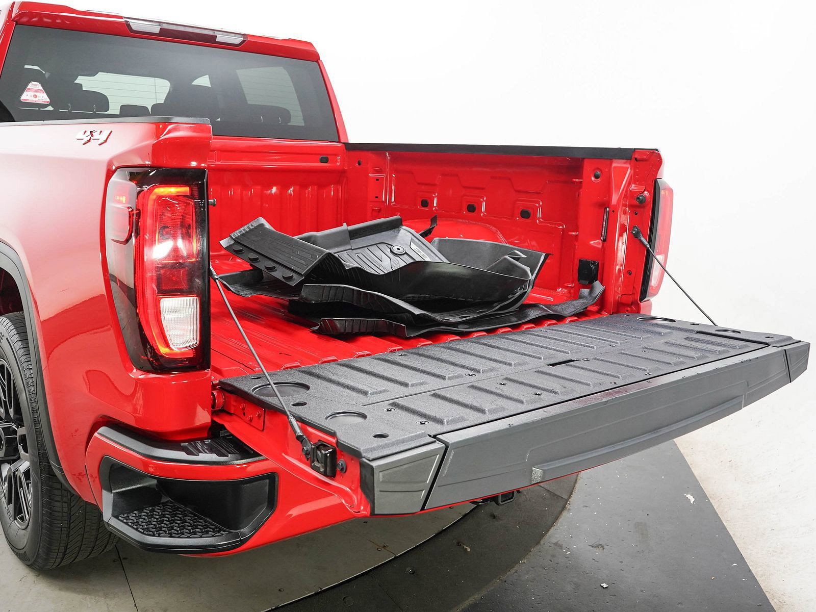 Used 2024 GMC Sierra 1500 Elevation w/ LPO, Elevation Black Package AWD/4WD image 9