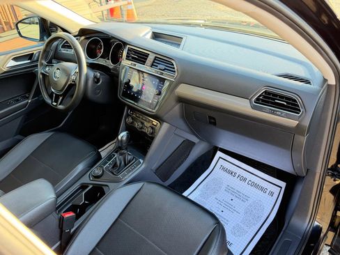 Used 2020 Volkswagen Tiguan SE w/ Panoramic Sunroof Package image 42