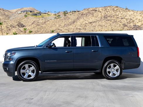 Used 2019 Chevrolet Suburban LT w/ Luxury Package AWD/4WD image 3