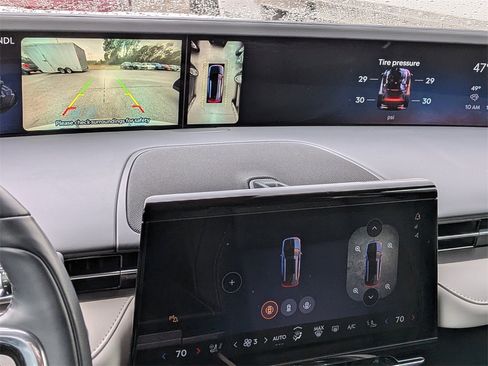 Used 2025 Lincoln Nautilus Premier image 22