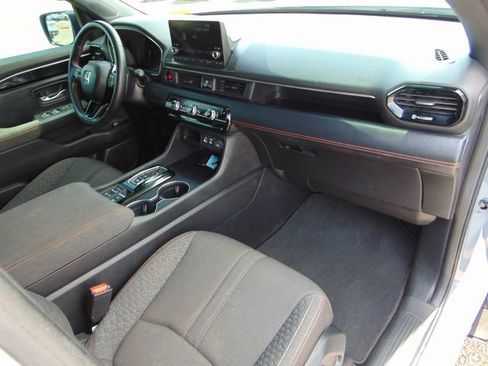 Used 2025 Honda Pilot Sport image 25