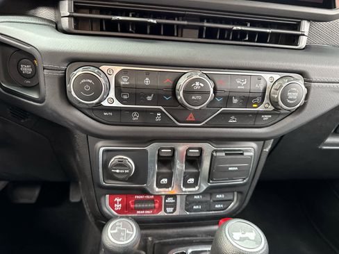 Used 2025 Jeep Wrangler Rubicon w/ Convenience Group image 19