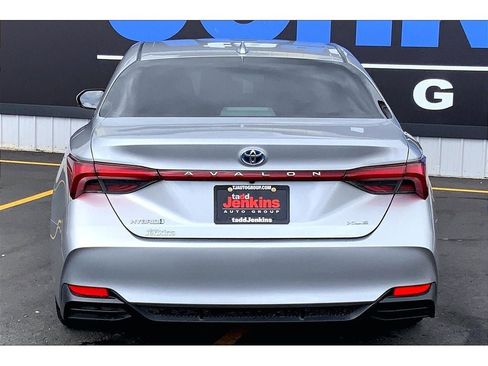 Used 2021 Toyota Avalon XLE FWD image 4