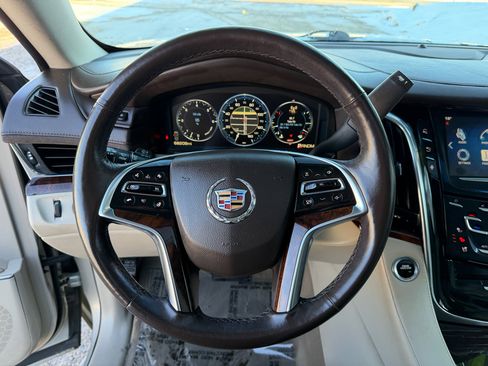 Used 2015 Cadillac Escalade Luxury image 16