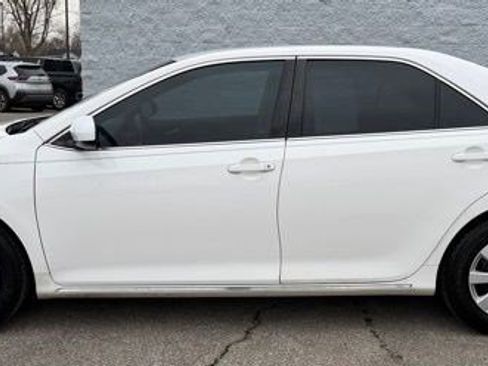 Used 2014 Toyota Camry LE image 2