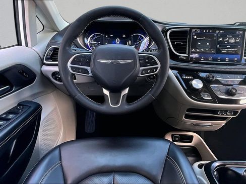 Used 2023 Chrysler Pacifica Touring-L FWD image 9