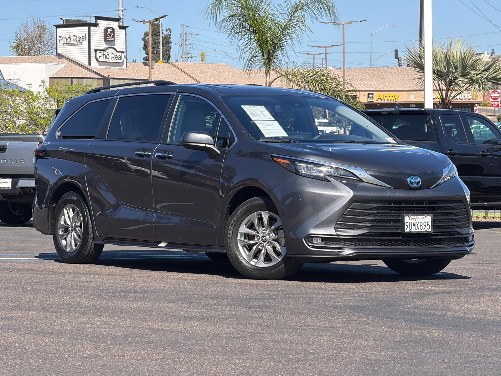 Used 2025 Toyota Sienna XLE FWD image 8
