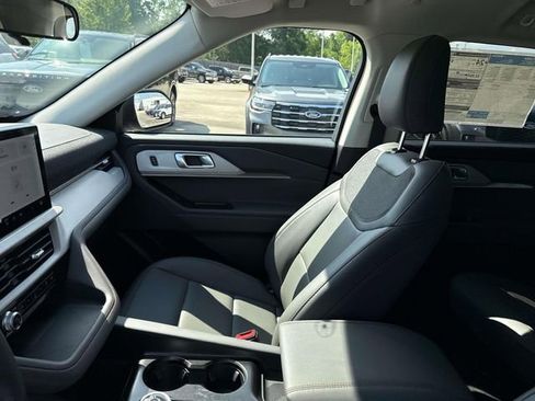 New 2026 Ford Explorer Active RWD image 18