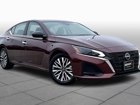 Used 2025 Nissan Altima 2.5 SV image 2