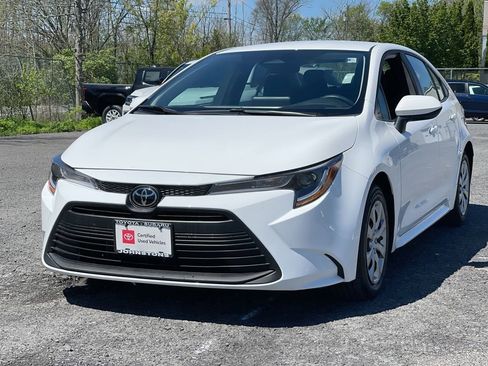 Certified 2025 Toyota Corolla LE FWD image 2
