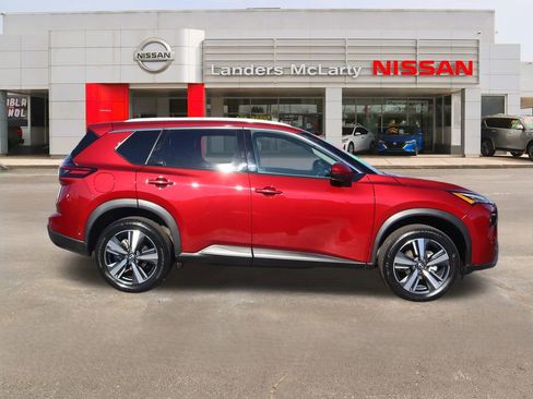 Used 2025 Nissan Rogue SL image 2
