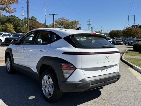 Used 2024 Hyundai Kona SE image 3
