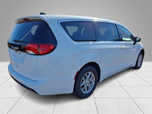 New 2026 Chrysler Voyager LX image 4