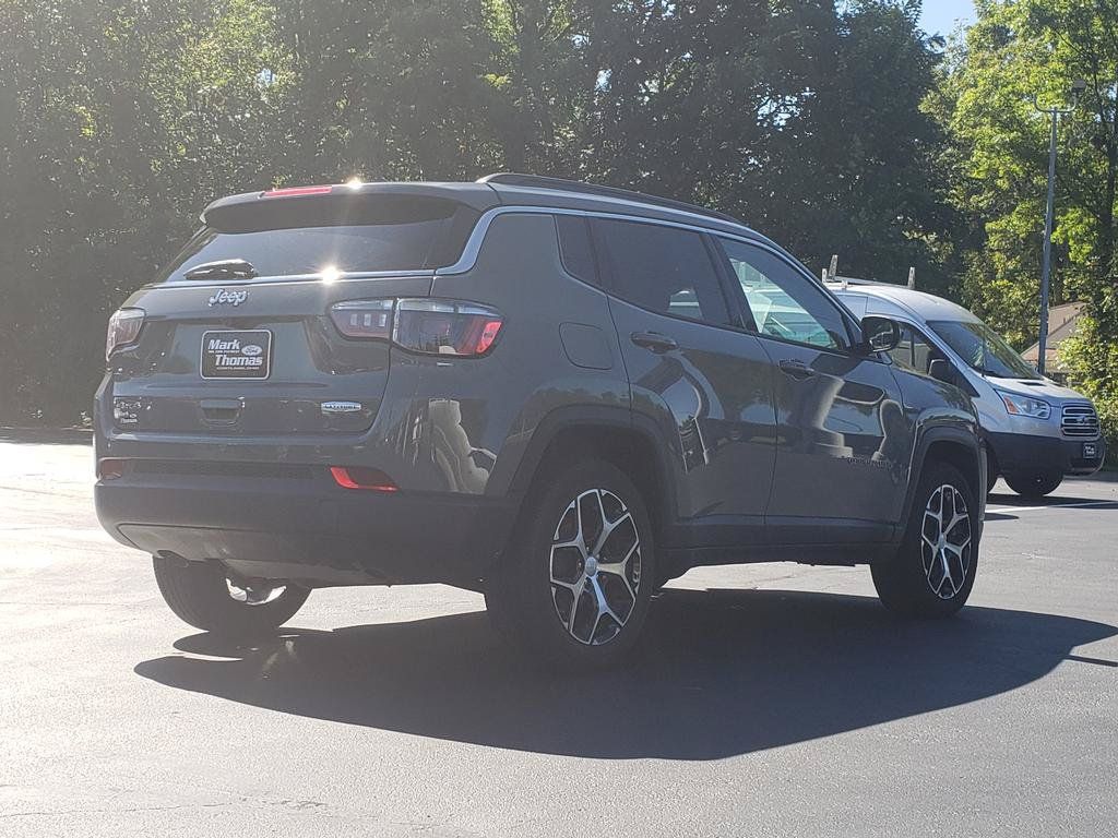 Used 2024 Jeep Compass Latitude AWD/4WD image 5