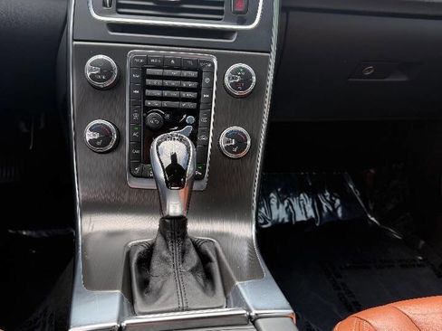 Used 2015 Volvo V60 T5 Platinum image 18