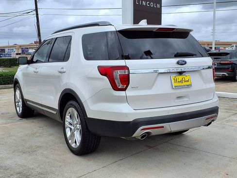 Used 2017 Ford Explorer XLT w/ Equipment Group 202A FWD image 4