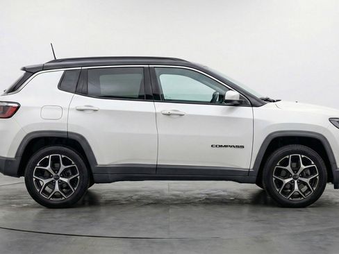 Used 2025 Jeep Compass Limited image 11