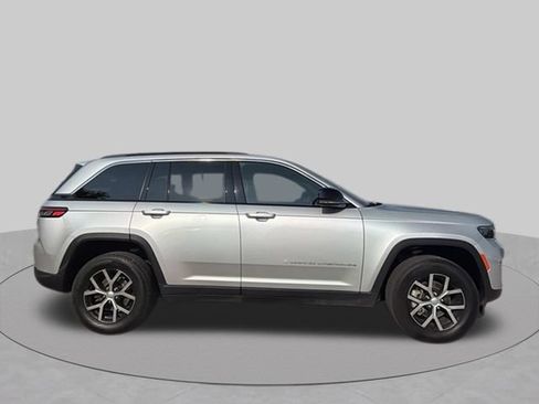 Used 2025 Jeep Grand Cherokee Limited AWD/4WD image 2