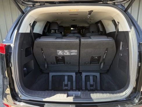 Used 2024 Kia Carnival EX FWD image 18