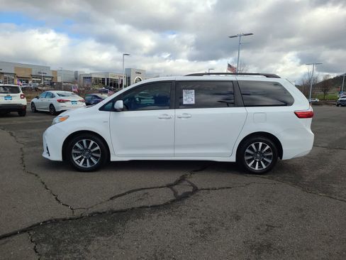 Used 2020 Toyota Sienna LE image 11