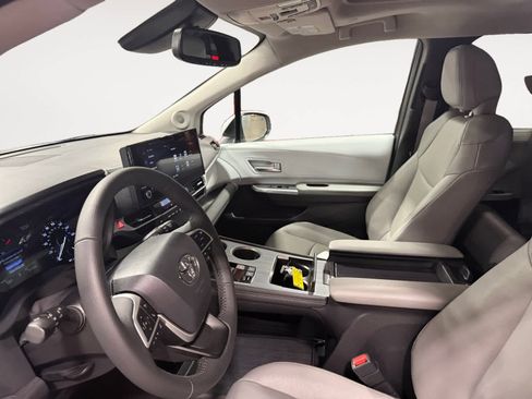 Used 2025 Toyota Sienna XLE w/ XLE Plus Package image 10