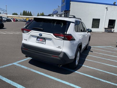 Used 2021 Toyota RAV4 LE AWD/4WD image 5