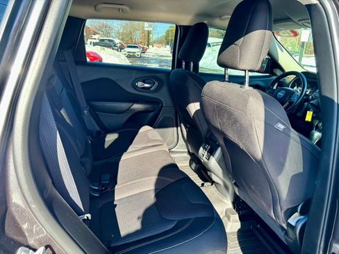 Used 2016 Jeep Cherokee Latitude w/ Cold Weather Group image 15