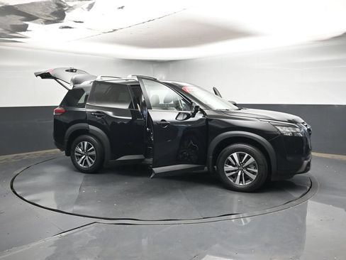 Used 2025 Nissan Pathfinder SL FWD image 46