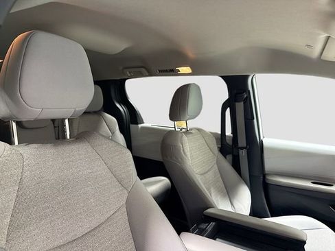 Used 2025 Toyota Sienna LE image 29