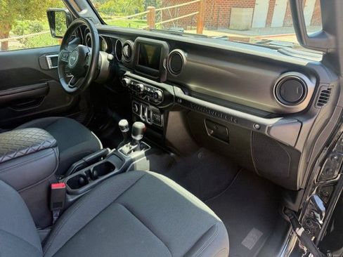 Used 2018 Jeep Wrangler Sport AWD/4WD image 7