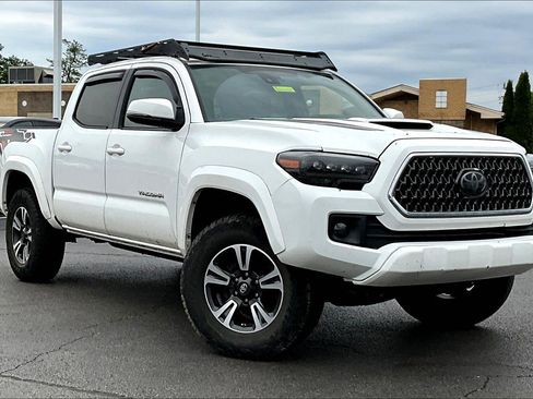 Used 2018 Toyota Tacoma TRD Sport AWD/4WD image 3