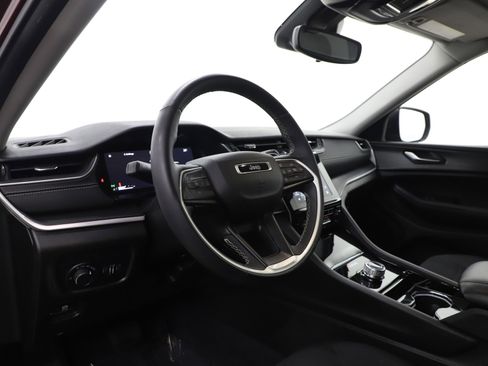 Used 2023 Jeep Grand Cherokee Laredo w/ Luxury Tech Group I AWD/4WD image 18