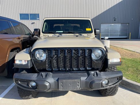 Used 2022 Jeep Gladiator Sport AWD/4WD image 2