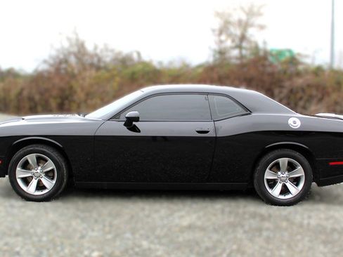 Used 2019 Dodge Challenger SXT image 4